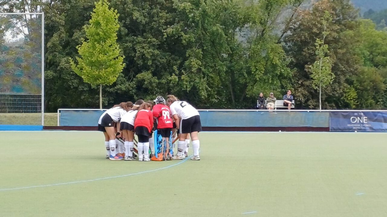Kurze Teambesprechung vor dem Anpfiff